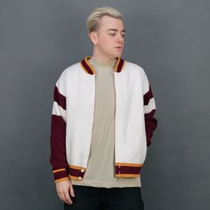 Vintage white burgundy gold button up sweater 🚧